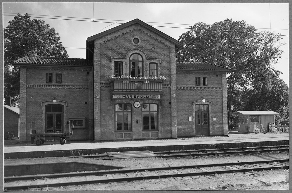 Stationen från bansidan